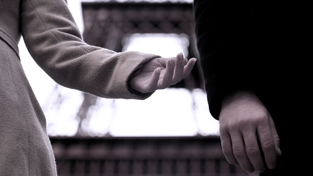conceito de questões de compromisso em um relacionamento mulher oferecendo mão ao homem que não