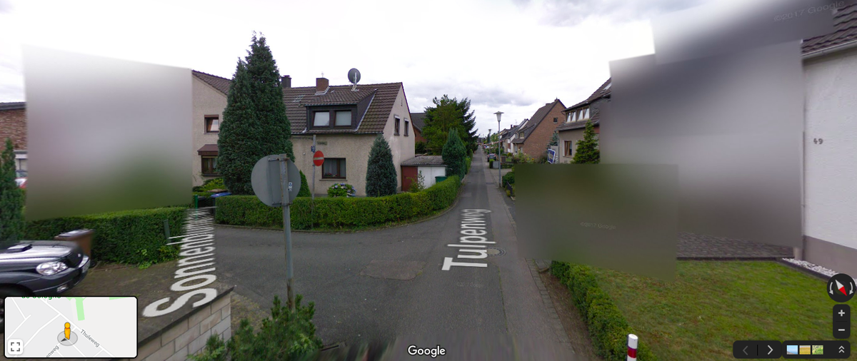 u200bUma rua aleatória em uma das cidades mapeadas pelo Street View em 2010, com muitas casas desfocadas