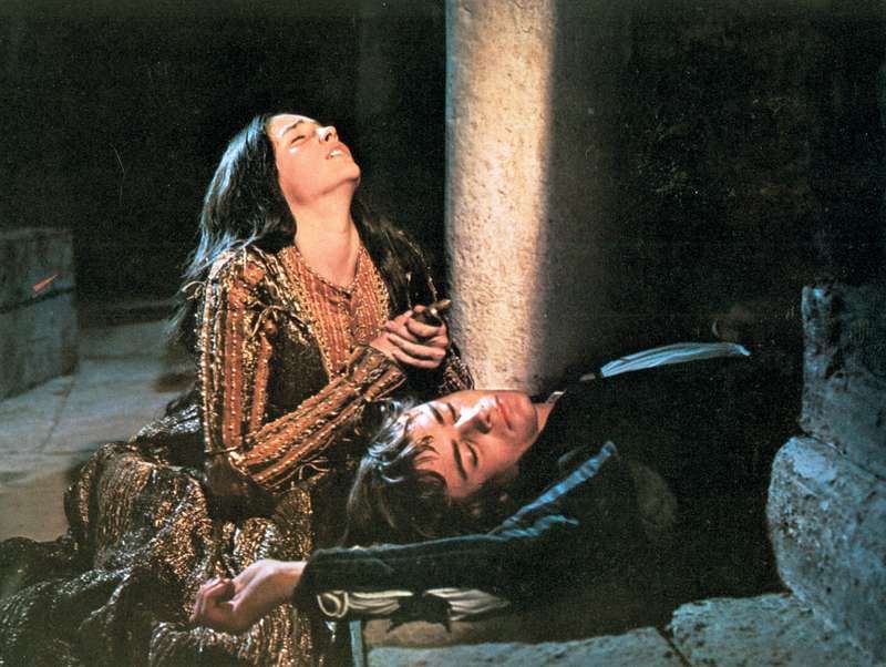 Radharc ón bpictiúr gluaisne Romeo agus Juliet le Olivia Hussey (Juliet) agus Leonard Whiting (Romeo), 1968; faoi ​​stiúir Franco Zeffirelli.