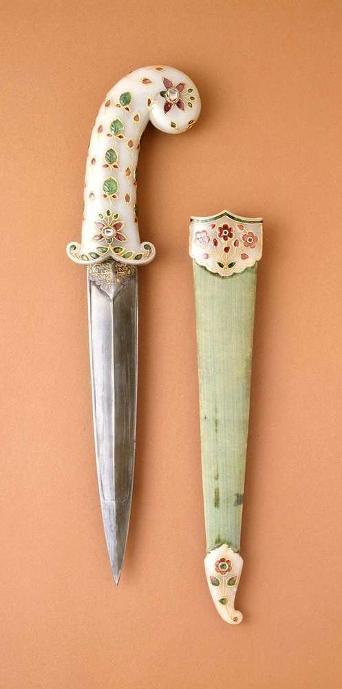 Dagger agus sguab le fèileadh jade nephrite geal agus còmhdach sheath le rubies foiled, emeralds, agus daoimeanan suidhichte ann an òr, lann stàilinn, agus sguab fiodha còmhdaichte le deise; Na h-Innseachan, ìmpireachd Mughal, timcheall air 1675-1700 (sgeadachadh sheath, timcheall air 1800).