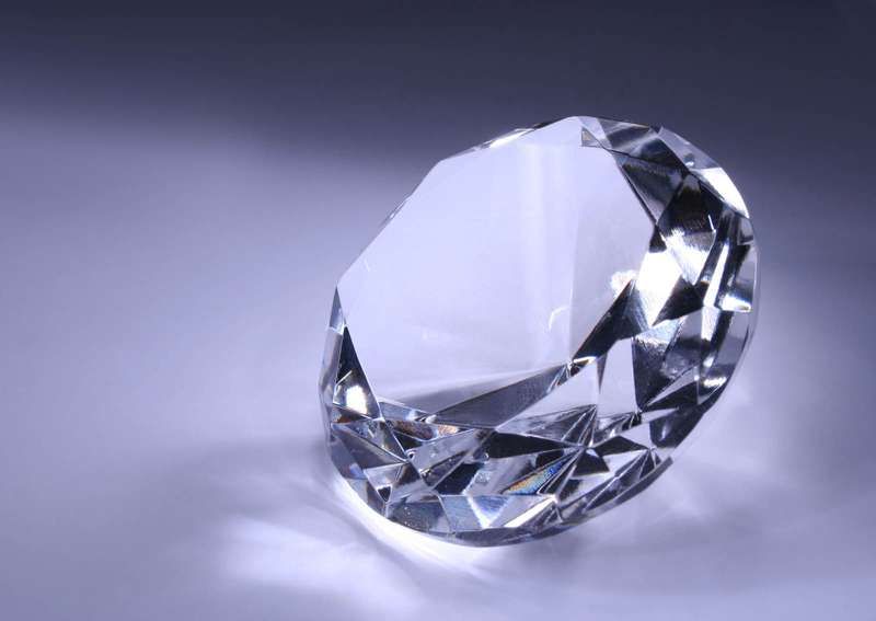 Daoimean air cùl liath. (clach luachmhor carat daoimean air a ghearradh tiffany gem gemstone gem)