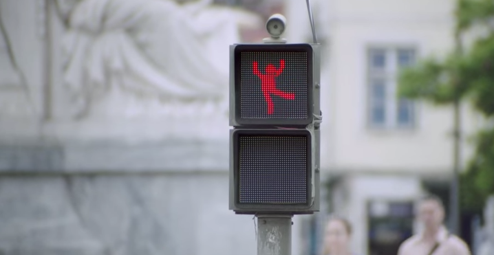 Dette smarte trafikklyset gjør byen tryggere for fotgjengere ved ... å danse