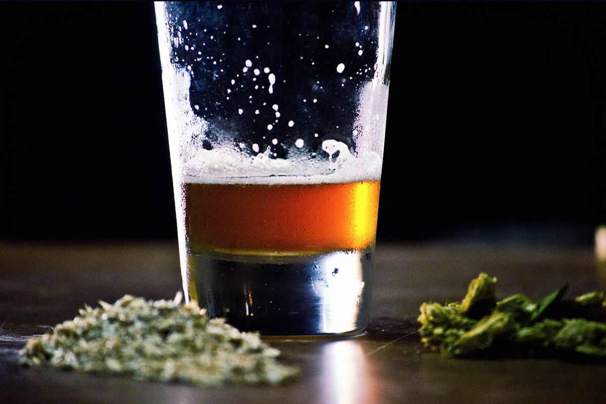 Close-up de cerveja e cannabis na mesa (Getty Images)