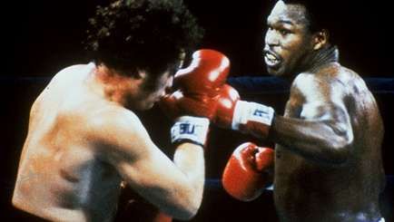 Larry Holmes (à droite) boxe Randy Cobb, 1982.