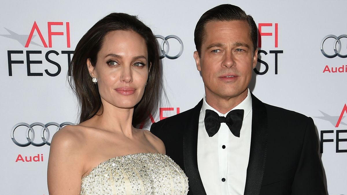 A escritora-diretora-produtora-atriz Angelina Jolie Pitt (E) e o ator-produtor Brad Pitt chegam para a estréia de gala na noite de abertura da Universal Pictures