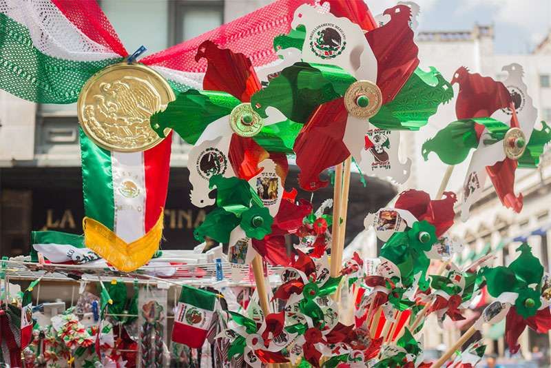 Merchandise till salu för den mexikanska självständighetsdagen, Mexico City, Mexiko. (souvenirer)